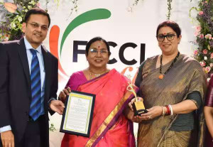 அரசியலில் பெண்கள் பிரச்னையை அதிகம் பேச வேண்டும்: ஸ்மிருதி இரானி 