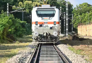 தண்டவாளங்களில் சோலார் பேனல்கள் பொருத்தி மின் உற்பத்தி: இந்திய ரயில்வே 