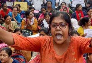 மேற்கு வங்கத்தில் வேலையிழந்த ஆசிரியர்கள் தொடர் உண்ணாவிரதம்