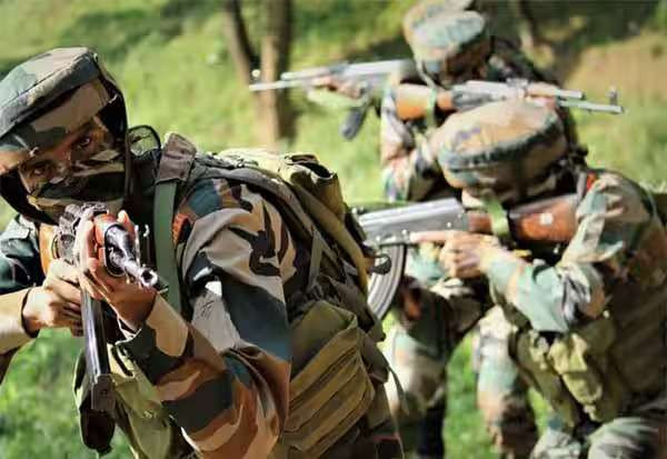 ஜம்மு காஷ்மீரில் 3 பயங்கரவாதிகள் என்கவுன்டர்; தொடர்ந்து வேட்டையாடும் ராணுவம் 