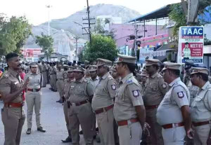 திருப்பரங்குன்றம் மலையில் தீபம் ஏற்றும் வழக்கு சி.ஐ.எஸ்.எப்., அறிக்கை தாக்கல் செய்ய உத்தரவு