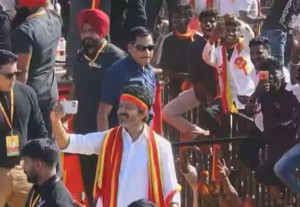 தொண்டரை தூக்கி வீசிய பவுன்சரால் வந்த வினை: நடிகர் விஜய் மீது பதிவானது முதல் குற்றவழக்கு 