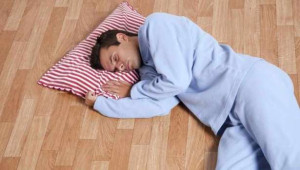 தரையில் படுத்து தூங்குவதால் நன்மையா? தீமையா?