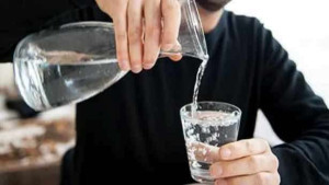 காலையில் எழுந்ததும் தண்ணீர் குடித்தால் என்ன நடக்கும் தெரியுமா?