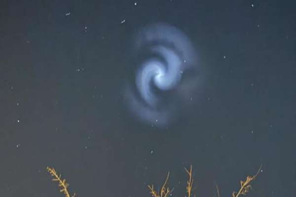 பிரித்தானிய வானில் தோன்றிய மர்ம ஒளி