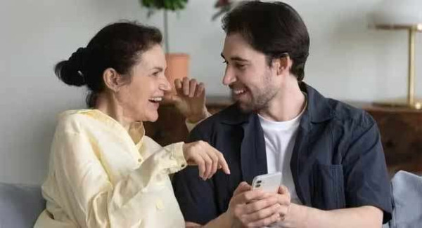 வயதில் மூத்த பெண்கள் மீது ஆண்களுக்கு  காதல் வர  காரணம் என்ன..?