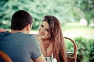 தன்னை விட இளைய ஆண்களை  பெண்கள் விரும்புவது ஏன் தெரியுமா?