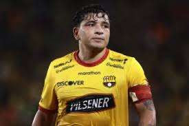 கடைக்கு வெளியே நின்ற பிரபல கால்பந்து வீரர் சுட்டுக்கொலை