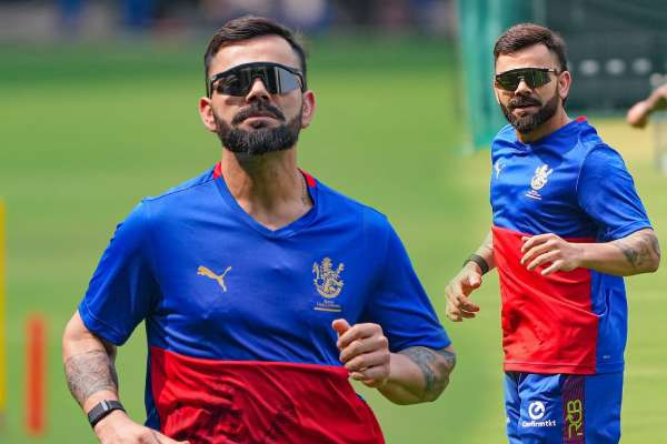 விலை உயர்ந்த Sunglass அணிந்து பயிற்சிக்கு வந்த கோலி.