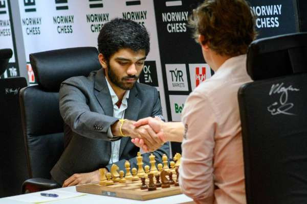 5 முறை உலக சாம்பியன் கார்ல்சனை வீழ்த்திய குகேஷ்…!