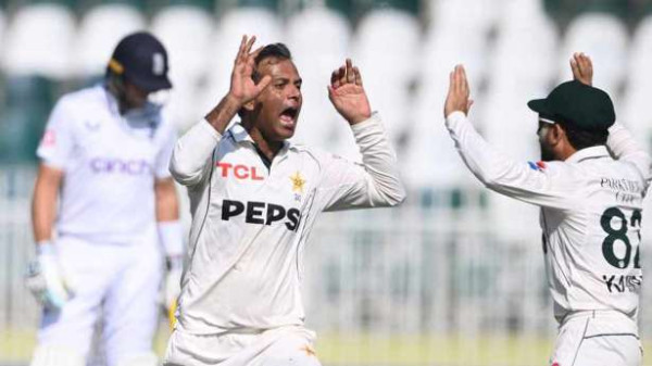 டெஸ்ட் வரலாற்றில் முதல் ஹாட்ரிக் எடுத்த பாகிஸ்தான் சுழற்பந்துவீச்சாளர்! 