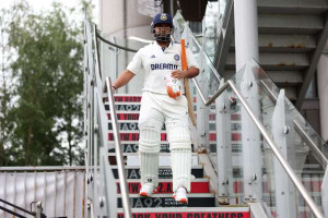 யாரும் எதிர்பாராத விதமாக காயத்துடனே களமிறங்கிய பண்ட்! எழுந்த கரகோஷம்