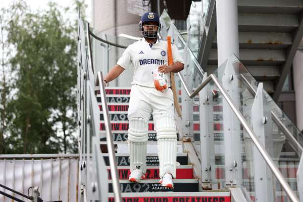 யாரும் எதிர்பாராத விதமாக காயத்துடனே களமிறங்கிய பண்ட்! எழுந்த கரகோஷம்