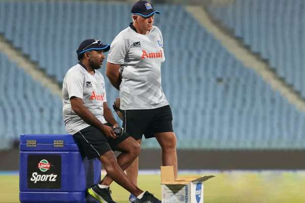 இலங்கை கிரிக்கெட் அணியின் இங்கிலாந்து தலைமை பயிற்சியாளர் பதவி விலகல்!