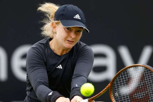 டென்னிஸ் போட்டியில் திடீரென மயங்கி விழுந்த பிரித்தானிய வீராங்கனை…!