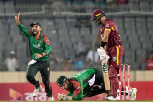 சுக்குநூறாக நொறுங்கிய மேற்கிந்திய தீவுகள்! தரைமட்டமாக்கிய ஒற்றை பந்துவீச்சாளர்