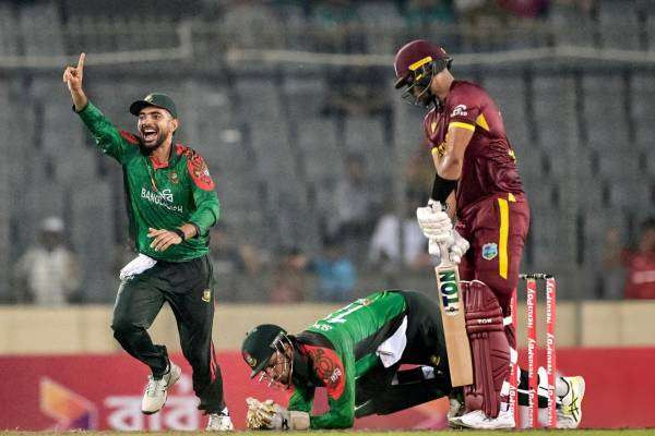 சுக்குநூறாக நொறுங்கிய மேற்கிந்திய தீவுகள்! தரைமட்டமாக்கிய ஒற்றை பந்துவீச்சாளர்