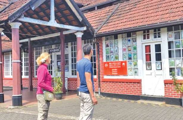 இலங்கை தபால் ஊழியர்களின் பணிப்பகிஷ்கரிப்பால் வெளிநாட்டு சுற்றுலாப் பயணிகள் ஏமாற்றம்