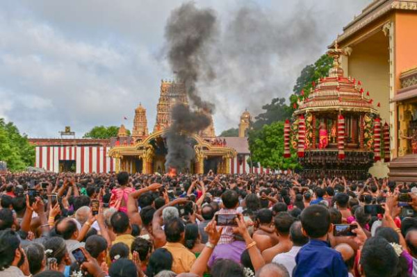 நல்லூர் தேரில் பல்லாயிரக்கணக்கான பக்தர்கள் பங்கேற்பு!