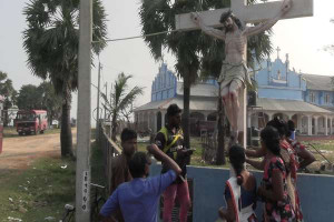 யாழில் இயேசுவின் சிலுவையில் இருந்து கசிந்த நீர் - ஆச்சர்யத்தில் மக்கள்!