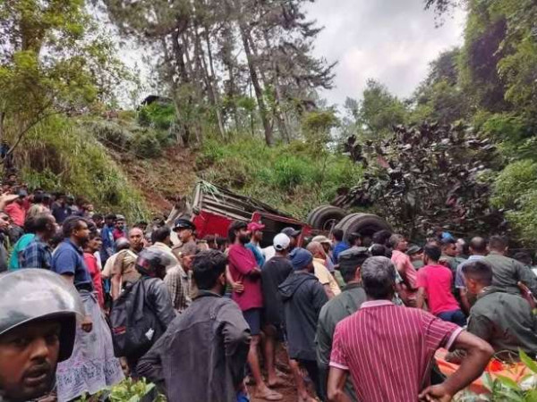 இலங்கையில் கோர விபத்து - 11 பேர் - 35 பேர் படுகாயம்