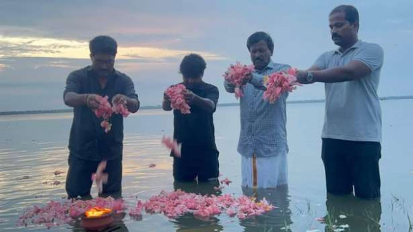 நந்திக்கடலில் முள்ளிவாய்க்காலில் உயிர்நீத்த உறவுகளுக்காக அஞ்சலி