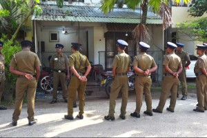 இலங்கையில் தாயைக்கொன்று மனைவியை கத்தியால் குத்திய நபர் கைது