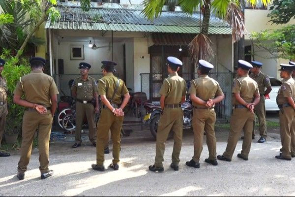 இலங்கையில் தாயைக்கொன்று மனைவியை கத்தியால் குத்திய நபர் கைது