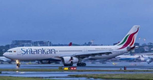 ஸ்ரீலங்கன் விமானத்தில் விமான பணிப்பெண்களைத் தாக்கிய பயணி கைது 