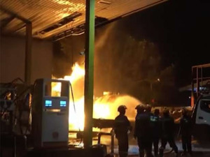 இலங்கையில் எரிபொருள் நிரப்பு நிலையத்தில் பாரிய தீ விபத்து - 4 பேர் பலி