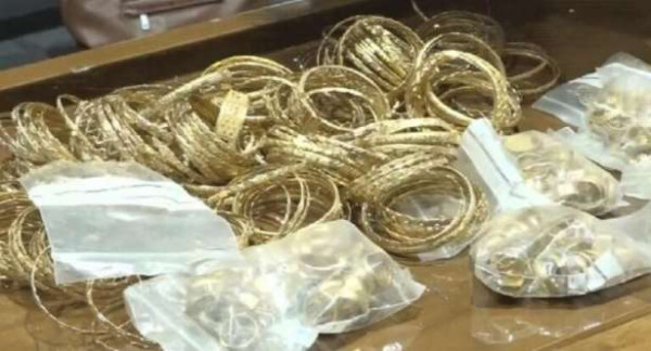 இலங்கையில் யுத்த காலத்தில் மீட்கப்பட்ட தங்க நகைகள் பொலிஸாரிடம் ஒப்படைப்பு!