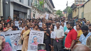 கொழும்பில் உயிரை மாய்த்துக் கொண்ட மாணவி - நீதிகோரி மக்கள் ஆர்ப்பாட்டம் !