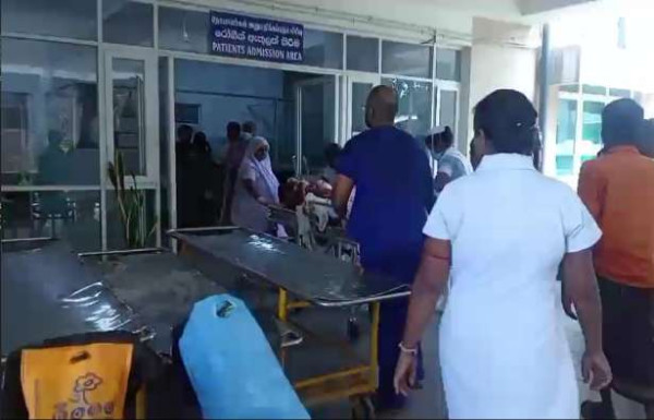 திருகோணமலையில் கைகலப்பு -  கழுத்து வெட்டப்பட்ட நிலையில் மாணவர் வைத்தியசாலையில்