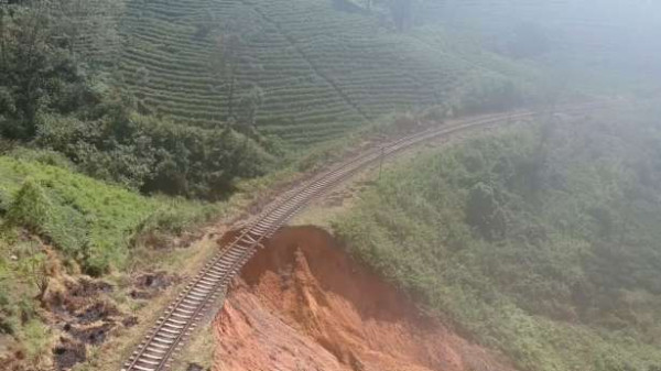 இலங்கையில் பாதைகளை சீரமைப்பதில் சிக்கல்: ரயில் சேவைகளை மீள ஆரம்பிக்க முடியாத நிலை!