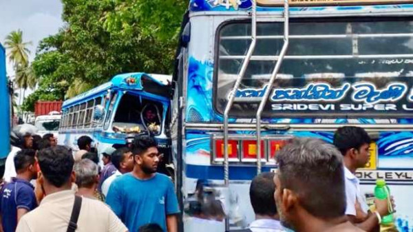 இலங்கை நேருக்கு நேர் மோதிக் கொண்ட பேருந்துகள் - 50க்கு மேற்பட்டோர் காயம்