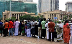 ஜனாதிபதி செயலகம் முன் வடக்கில் காணிகளை விடுவிக்க கோரி போராட்டம்