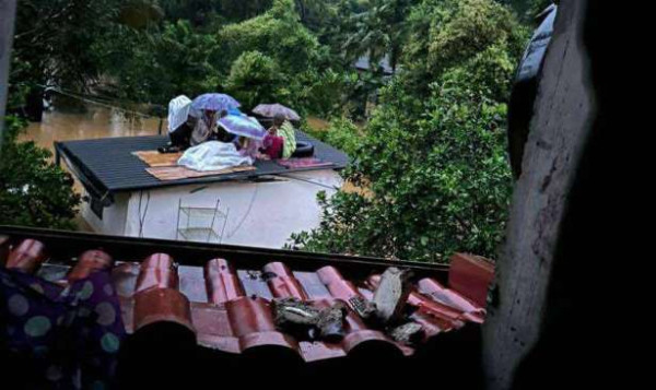 இலங்கையில் அவசர நிலைமை பிரகடனம் - மக்களை வீடுகளில் இருக்குமாறு அறிவுறுத்தல்