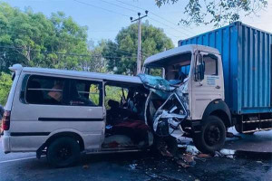 இலங்கையில் இன்று காலை இடம்பெற்ற கோர விபத்து - நால்வர் மரணம்