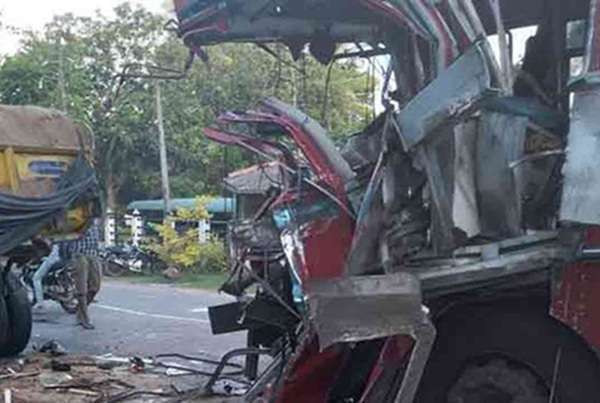 இலங்கையில் மற்றுமொரு பேருந்து விபத்து : ஒருவர் பலி - பலர் காயம்