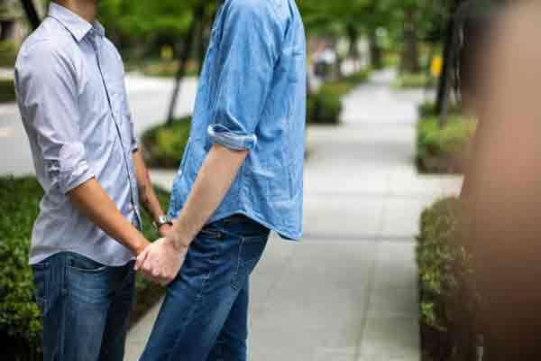 இலங்கையில் டேட்டிங் செயலி மூலம் ஆணை ஏமாற்றி கொள்ளையடித்த ஐவர் கைது