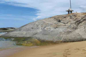 உகந்தமலையில் முளைத்த புத்தர் சிலை மற்றும் பௌத்த கொடி