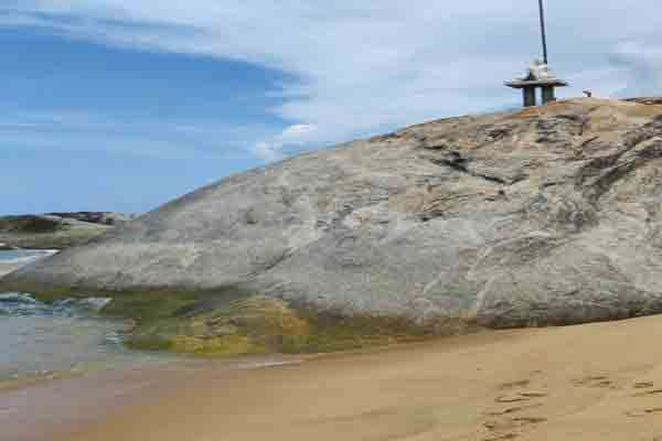 உகந்தமலையில் முளைத்த புத்தர் சிலை மற்றும் பௌத்த கொடி