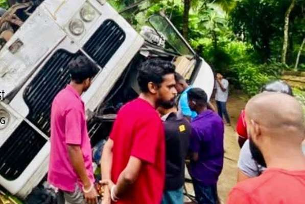 இலங்கையில் பேருந்து கவிழ்ந்து விபத்து  - 42 பேர் காயம்