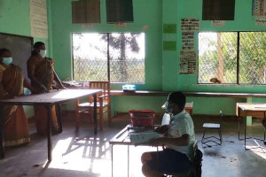 இலங்கையில் நூற்றுக் கணக்கான பாடசாலைகள் மூடப்படும் அபாயம்