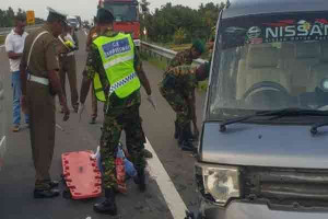 இலங்கையில் கோர விபத்து - வேன் டயர் வெடித்ததில் 2 பெண்கள் மரணம்
