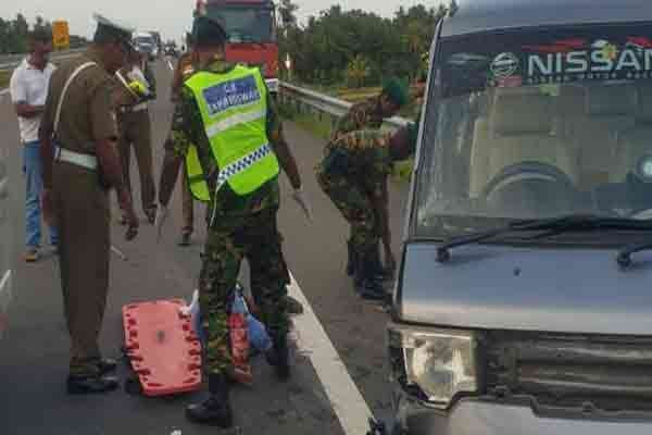 இலங்கையில் கோர விபத்து - வேன் டயர் வெடித்ததில் 2 பெண்கள் மரணம்