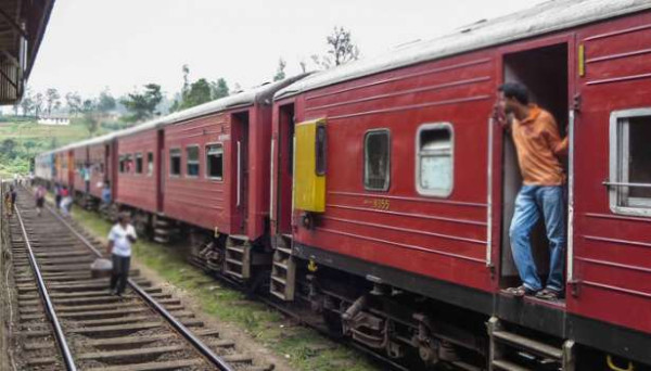 இலங்கையில் பாரிய ரயில் விபத்து - ஸ்தம்பித்த போக்குவரத்து