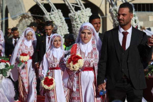 காசாவில் இடிந்த கட்டிடங்களுக்கு நடுவில் 54 ஜோடிகளுக்கு திருமணம்