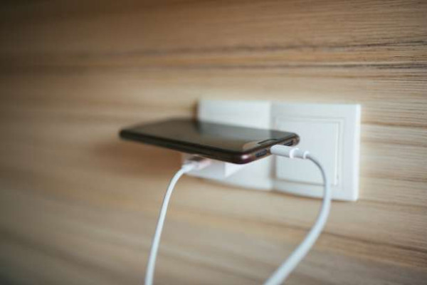 செல்போன்களின் சார்ஜர்கள் ஏன் வெள்ளை நிறத்தில் இருக்கிறது தெரியுமா?