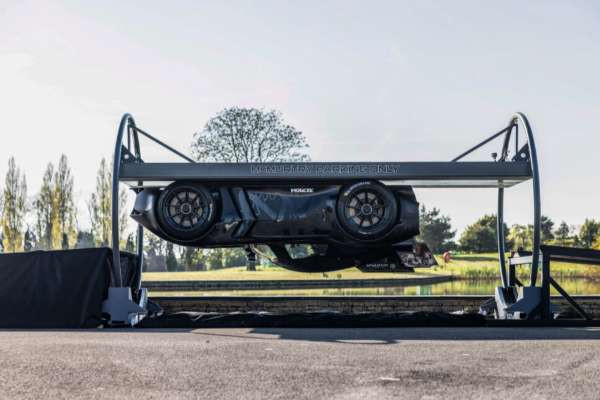 தலை கீழாக ஓடும் உலகின் முதல் கார் - எப்படி இயங்கும்?